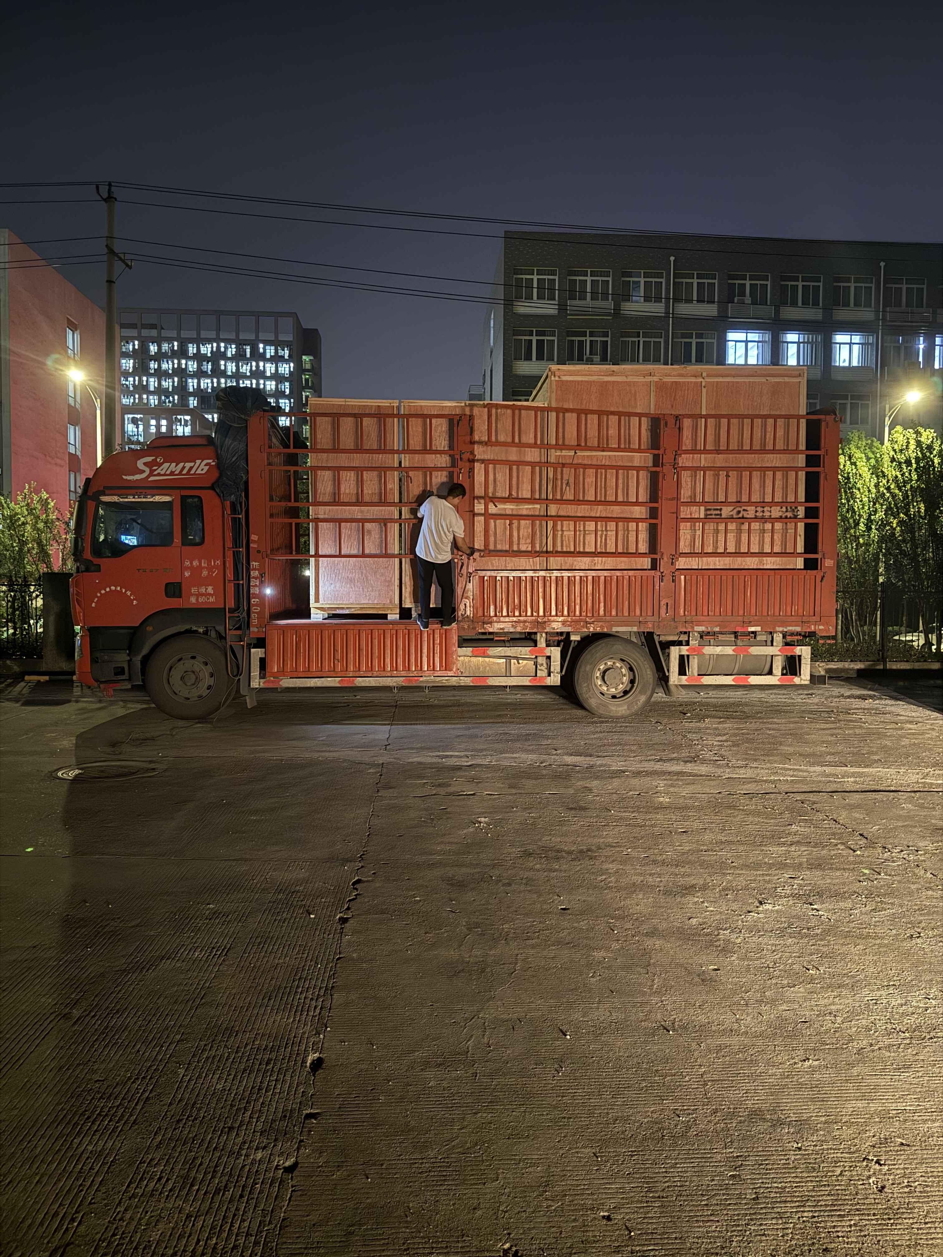 熱烈祝賀我公司配套的“長興縣生活垃圾焚燒熱電（一期）項(xiàng)目”3臺10KV和1臺35KV低殘壓母線保護(hù)裝置披著星光順利裝車發(fā)運(yùn)！